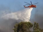16538045458-bnpb-akan-bantu-helikopter-water-bombing_(1)